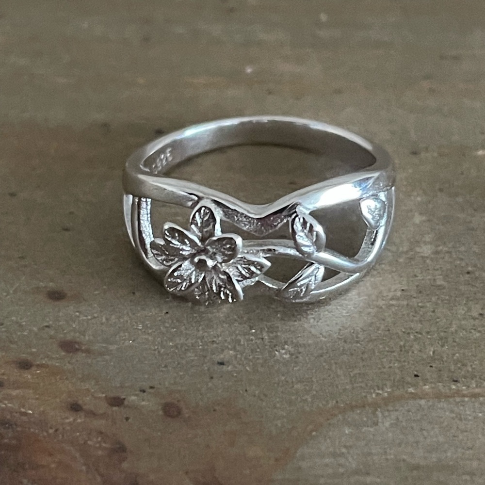 NWOT Sterling silver flower ring